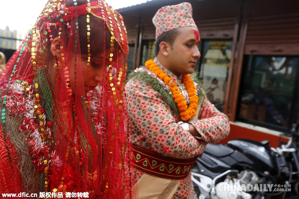 震后第三天：尼泊尔新人举行简易婚礼