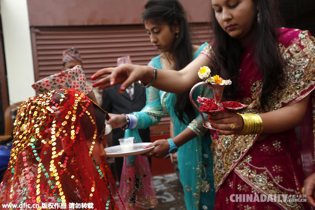 震后第三天：尼泊尔新人举行简易婚礼