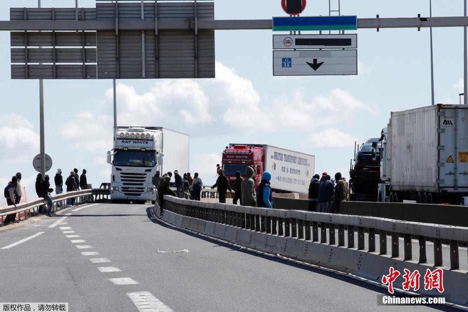 非法移民法国高速路旁守候 趁机穿越海峡去英国
