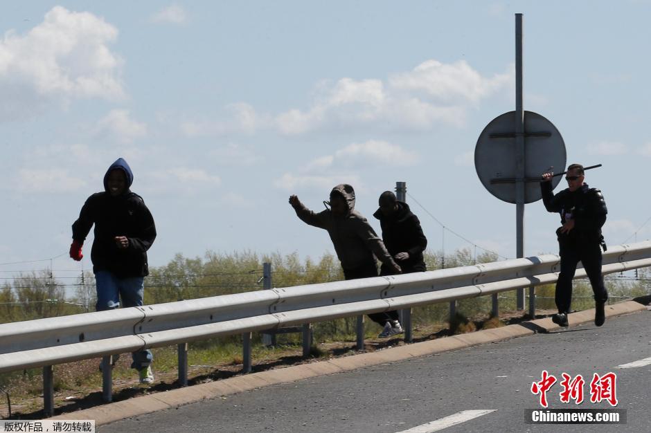 非法移民法国高速路旁守候 趁机穿越海峡去英国