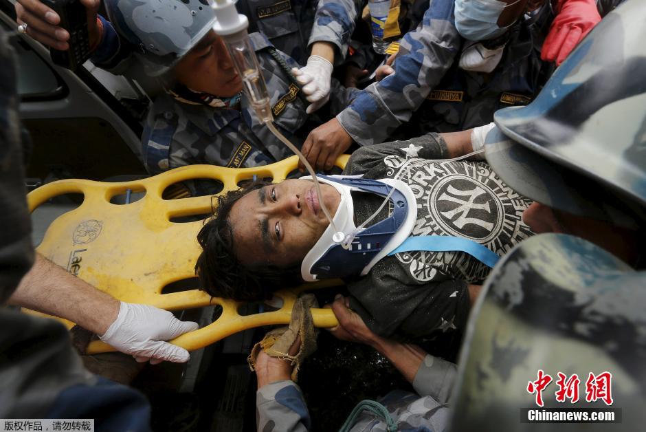 尼泊尔震区一名15岁男孩被埋5天后获救