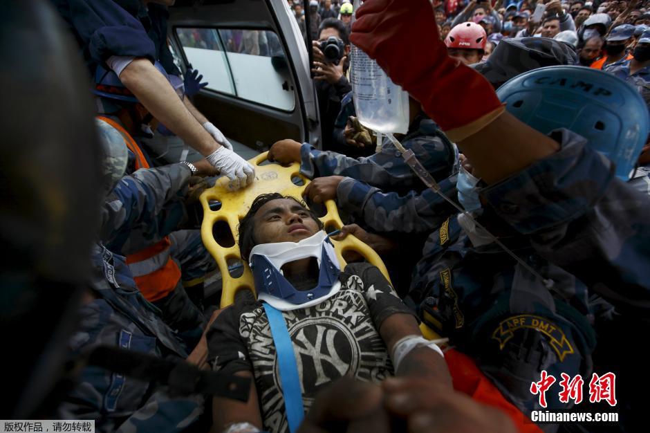 尼泊尔震区一名15岁男孩被埋5天后获救