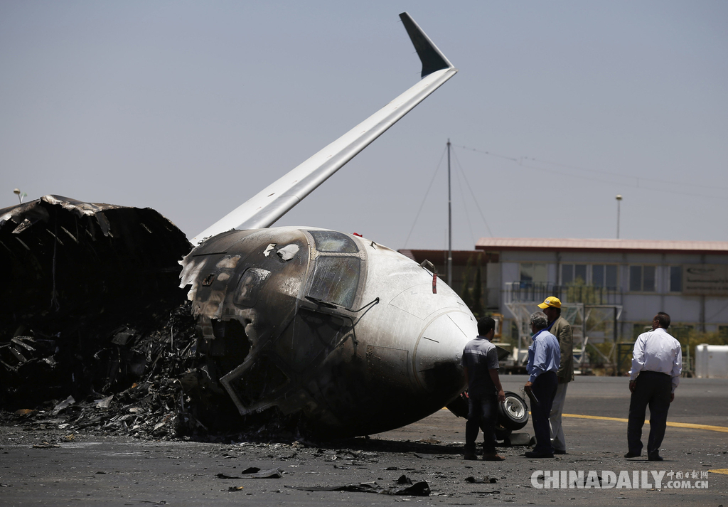 沙特联军空袭也门首都机场 航空公司客机被炸毁