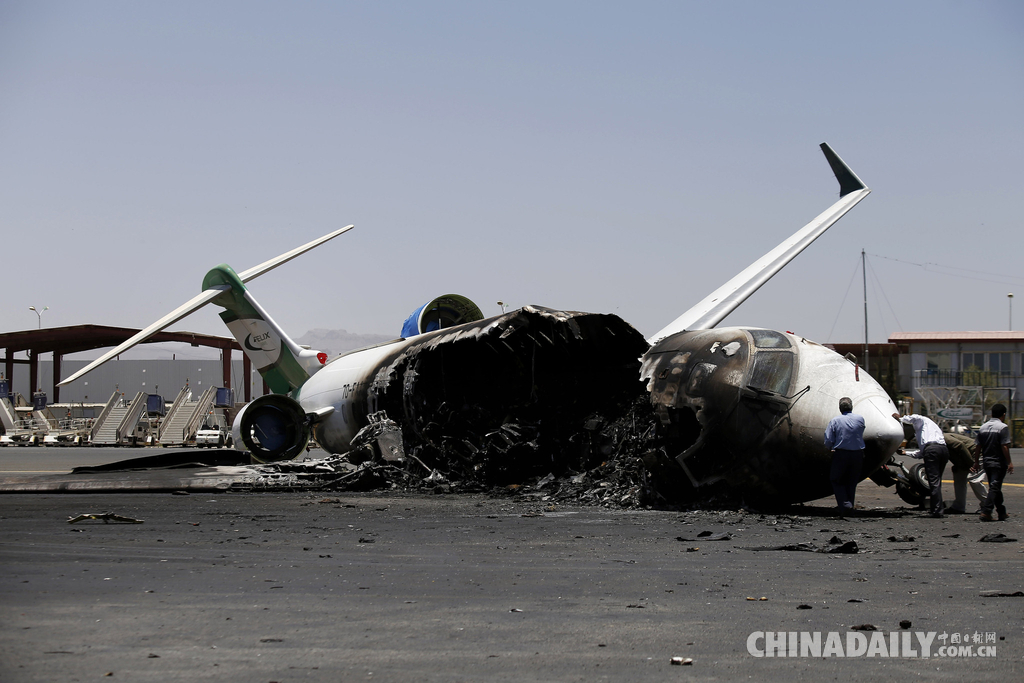 沙特联军空袭也门首都机场 航空公司客机被炸毁