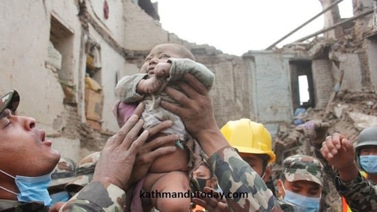 尼泊尔四个月大婴儿地震22小时后被救出