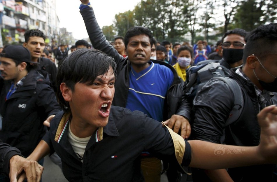 尼泊尔首都爆发示威 抗议政府救灾不力