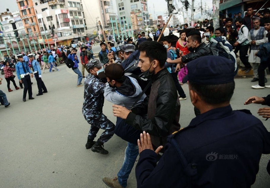 尼泊尔首都爆发示威 抗议政府救灾不力