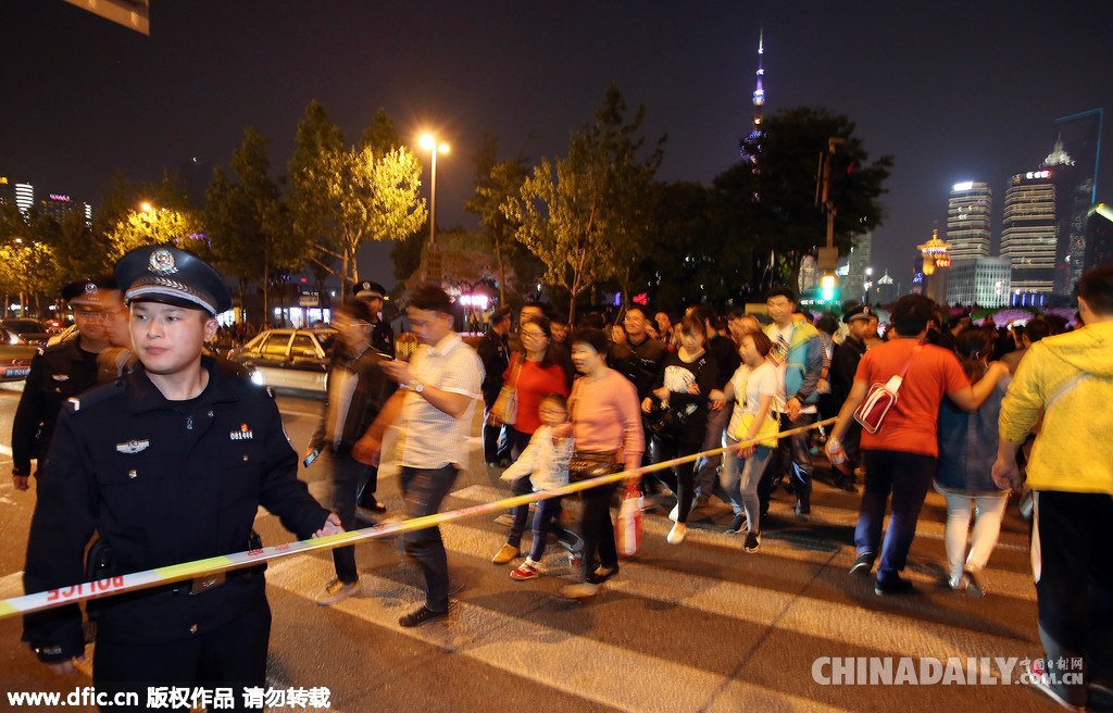 上海五一开放外滩观光 警察拉手筑人墙