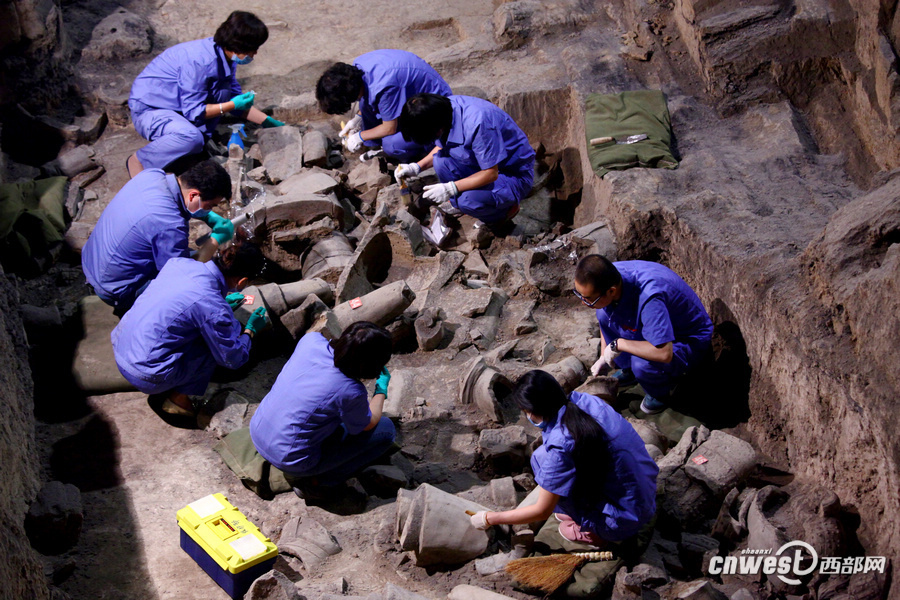 4月30日,秦始皇帝陵二号兵马俑坑开始第二次发掘,考古队员正在作业.