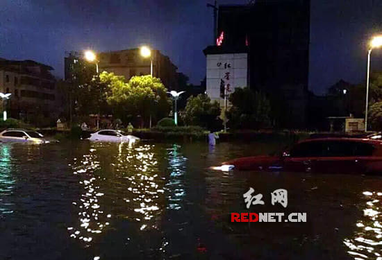 湖南暴雨致1死：大学被淹 学生看海