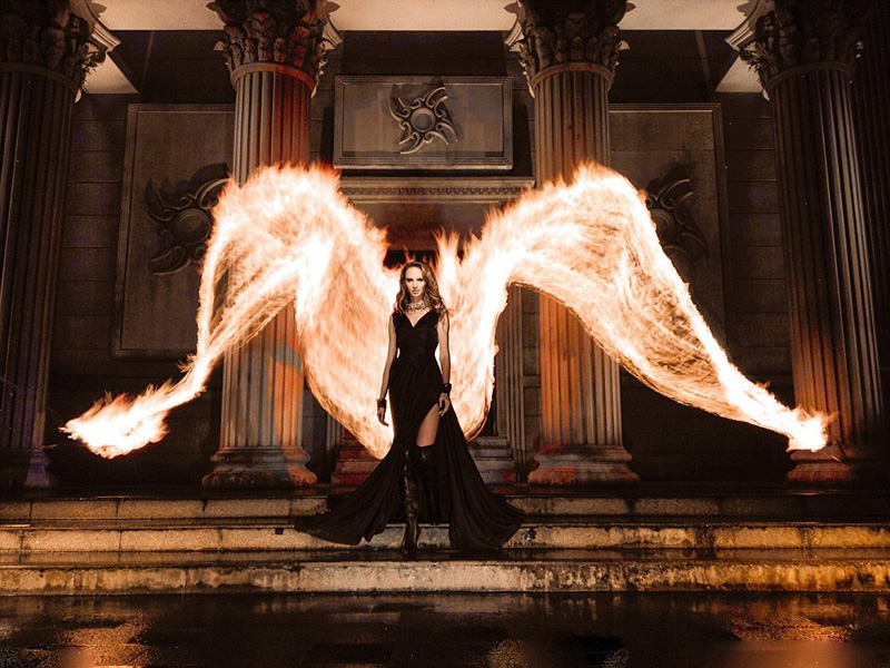摄影师用手机拍摄的模特火焰翅膀
