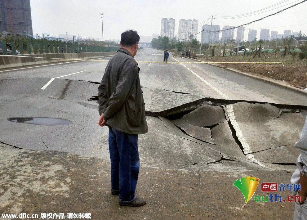 郑州一夜大雨致快速路被淋塌16米 行人抱怨“豆腐渣”