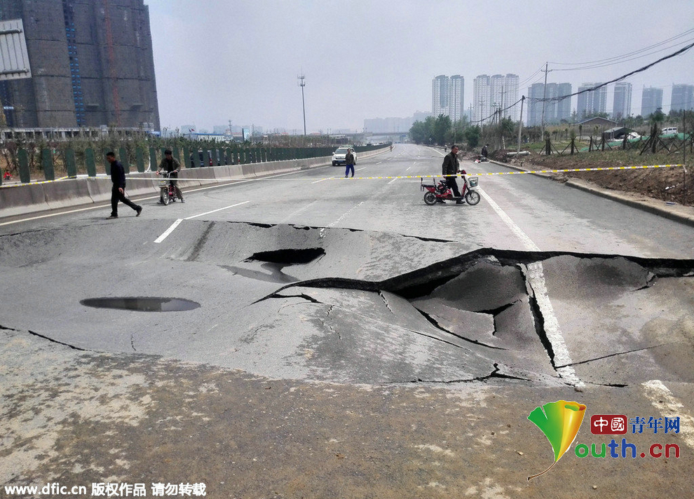 郑州一夜大雨致快速路被淋塌16米 行人抱怨“豆腐渣”
