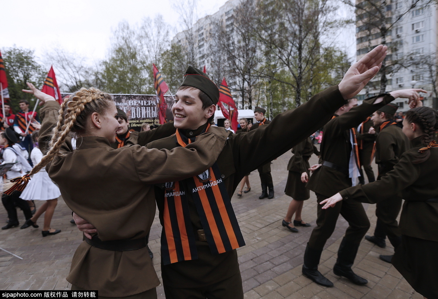 俄罗斯民众穿二战服饰现身街头载歌载舞玩快闪