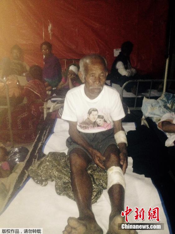 尼泊尔强震后一周 百岁老人奇迹获救