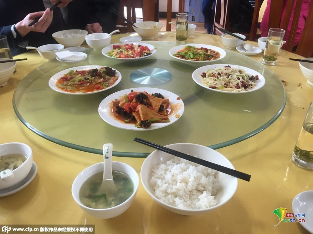 华山天价米饭如何炼成 网友称价格对得起挑夫