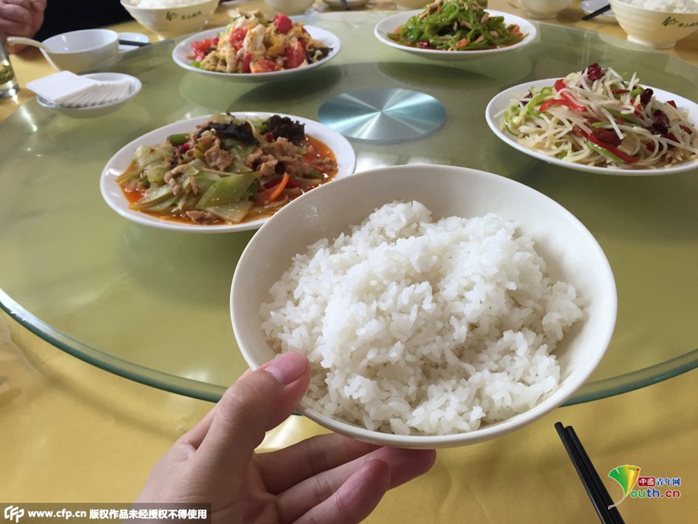 华山天价米饭如何炼成 网友称价格对得起挑夫