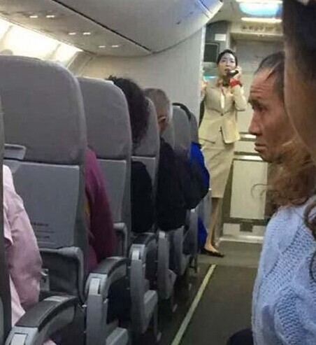 网曝韩国空姐殴打中国老人 打人后让大家安静