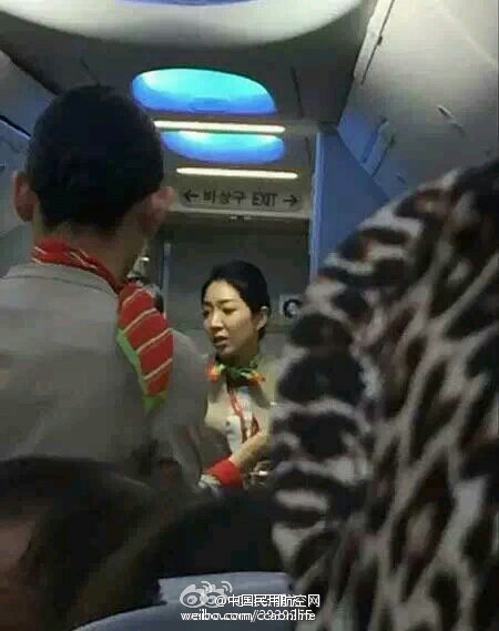 网曝韩国空姐殴打中国老人 打人后让大家安静