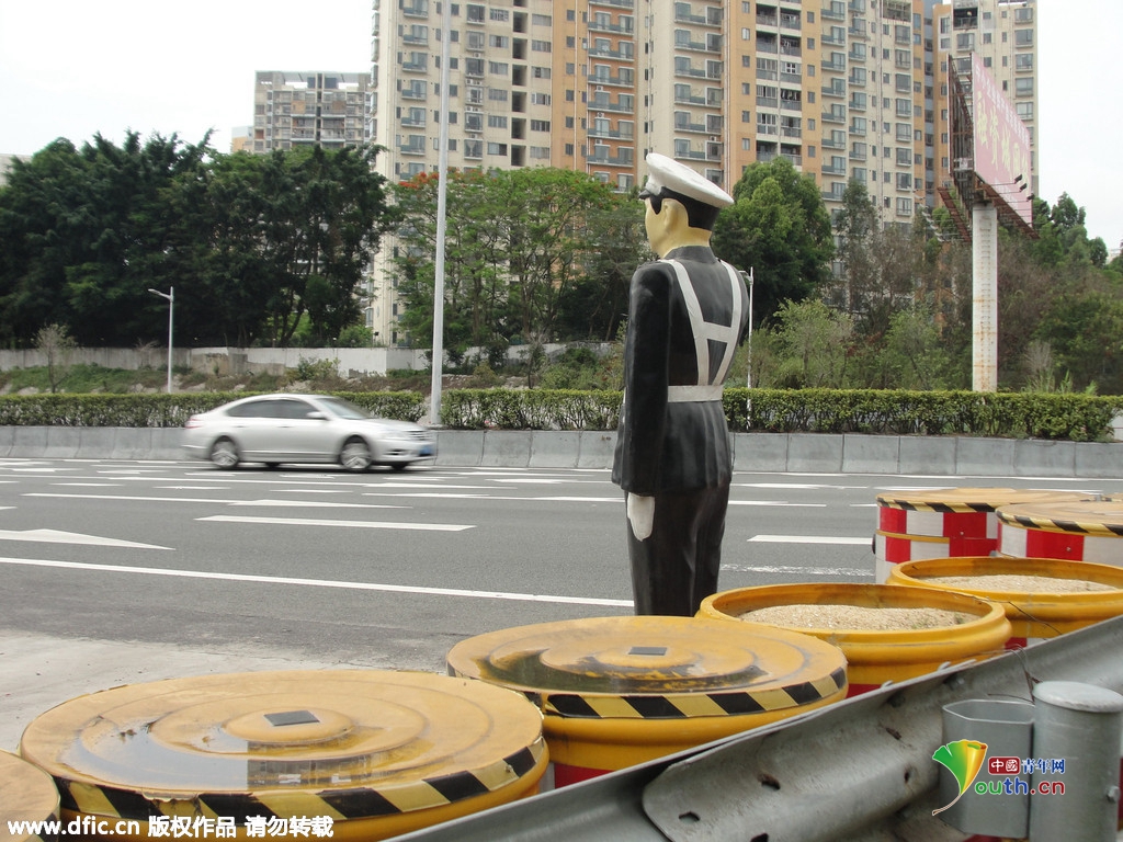 深圳一 高速 路段现 塑料 模型交警站岗[1]- 中国日