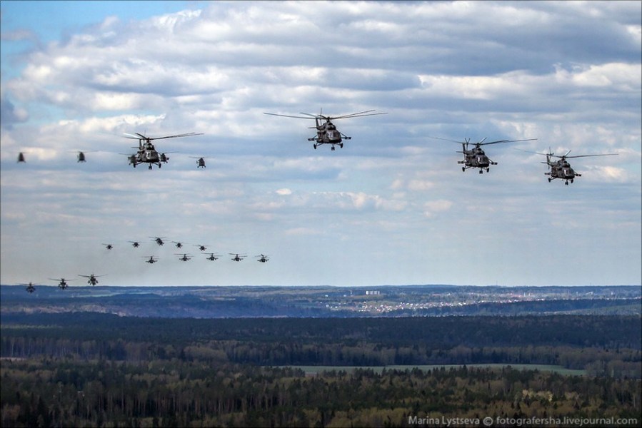 俄二战阅兵直升机密集升空