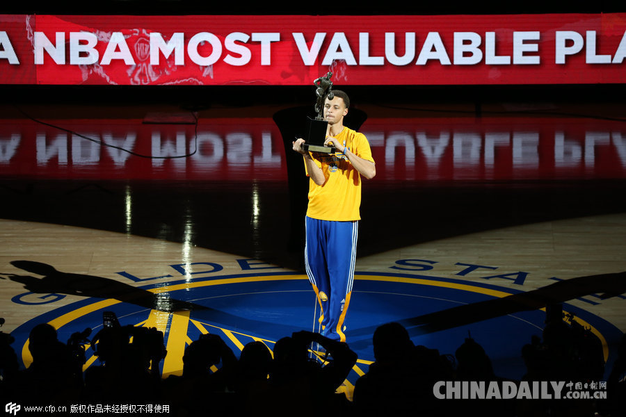 “萌神”库里领取NBA最有价值球员（MVP）奖杯