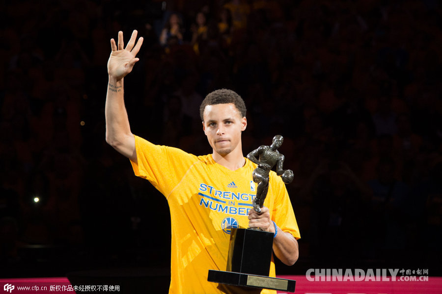 “萌神”库里领取NBA最有价值球员（MVP）奖杯