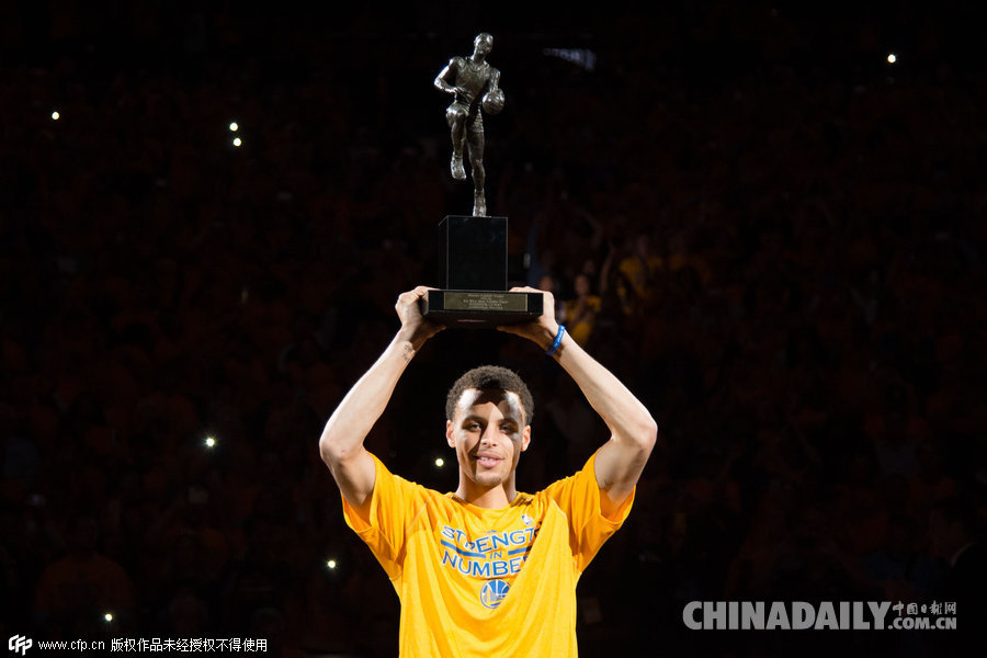“萌神”库里领取NBA最有价值球员（MVP）奖杯