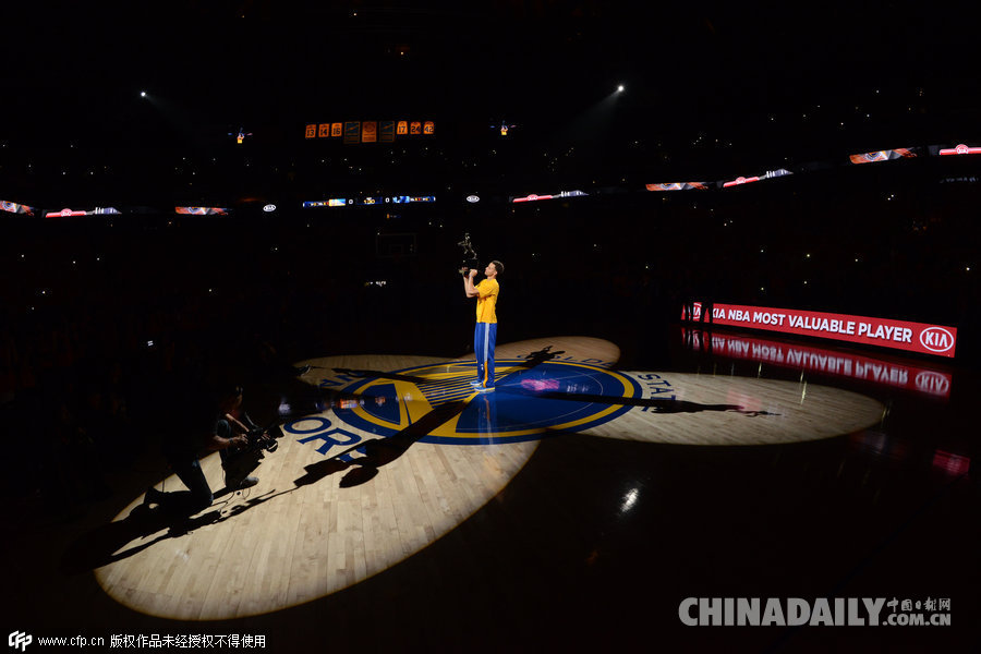 “萌神”库里领取NBA最有价值球员（MVP）奖杯