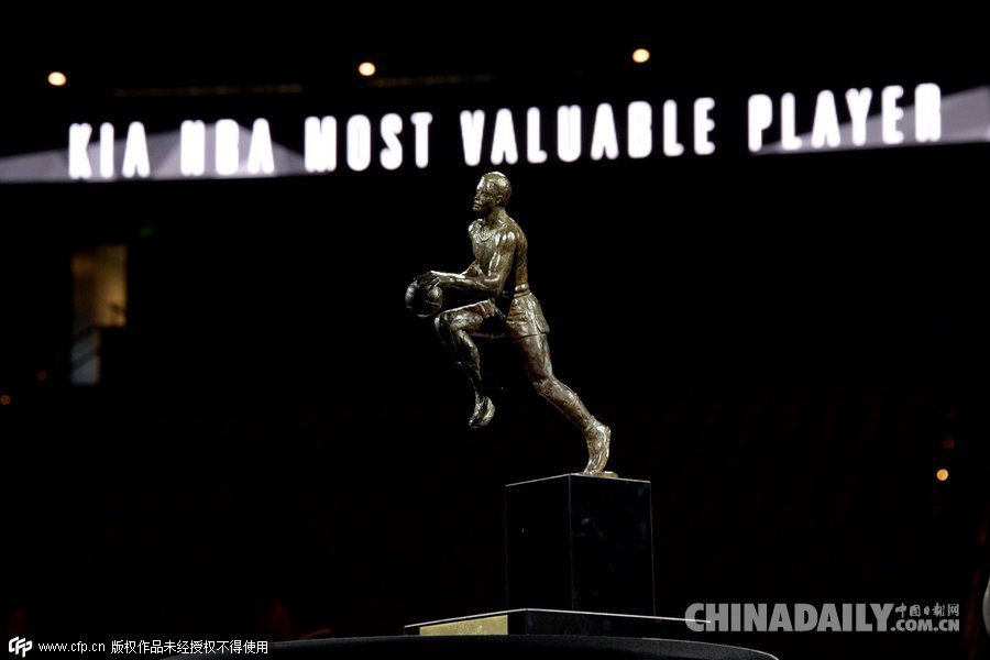 “萌神”库里领取NBA最有价值球员（MVP）奖杯