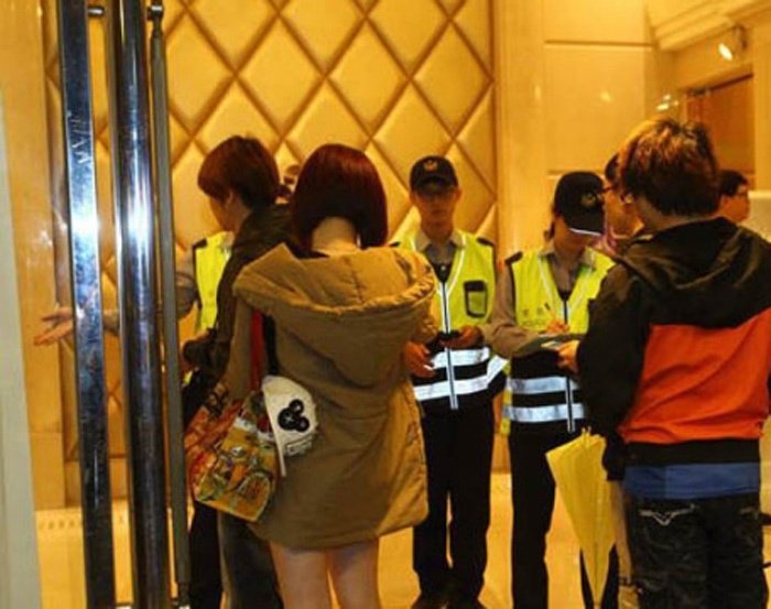组图：台北警察在KTV扫黄 查陪唱陪酒现象