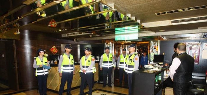组图：台北警察在KTV扫黄 查陪唱陪酒现象