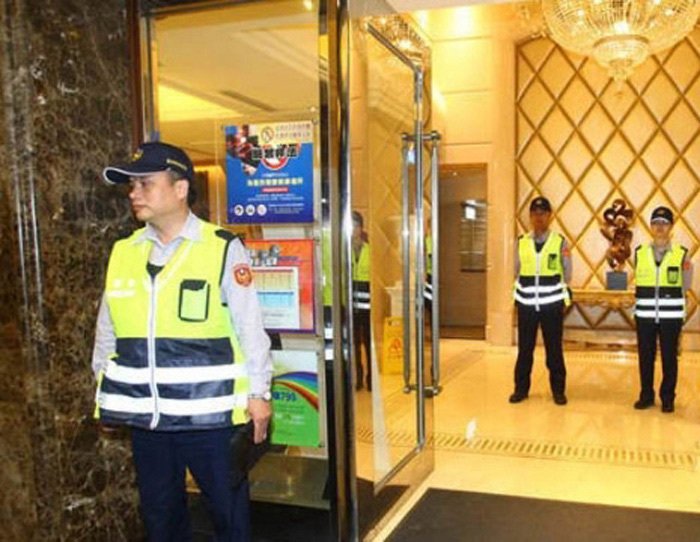 组图：台北警察在KTV扫黄 查陪唱陪酒现象
