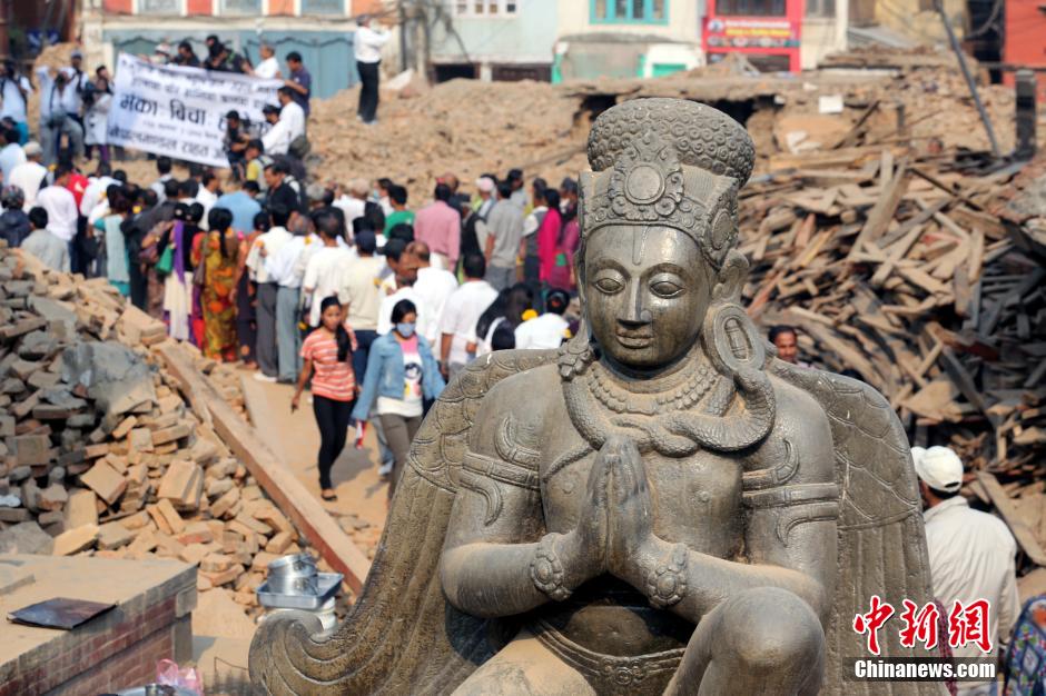 尼泊尔民众悼念地震遇难者