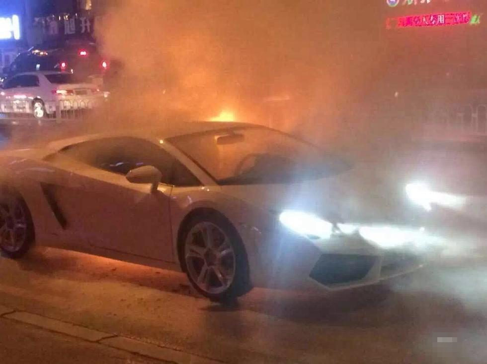 沈阳一兰博基尼自燃烧毁 价值400多万