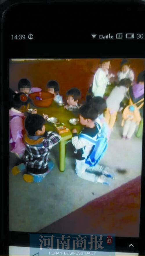 郑州一幼儿园被曝孩子跪着用早餐