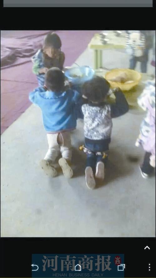 郑州一幼儿园被曝孩子跪着用早餐