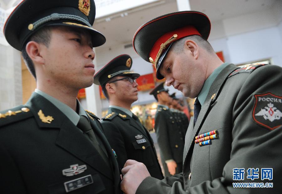 俄国防部授予参阅中国仪仗兵纪念勋章