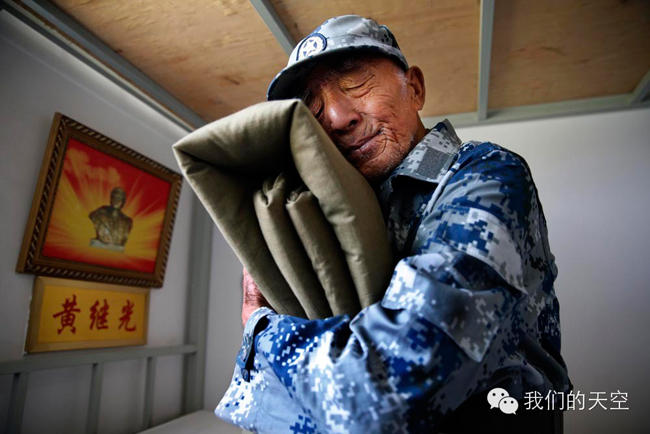黄继光生前战友重返英雄连：抱烈士棉被凝噎