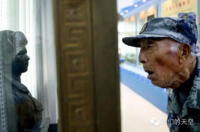 黄继光生前战友重返英雄连：抱烈士棉被凝噎