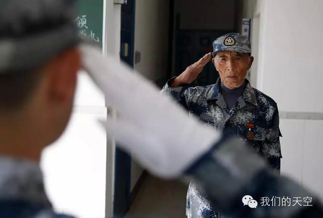 黄继光生前战友重返英雄连：抱烈士棉被凝噎