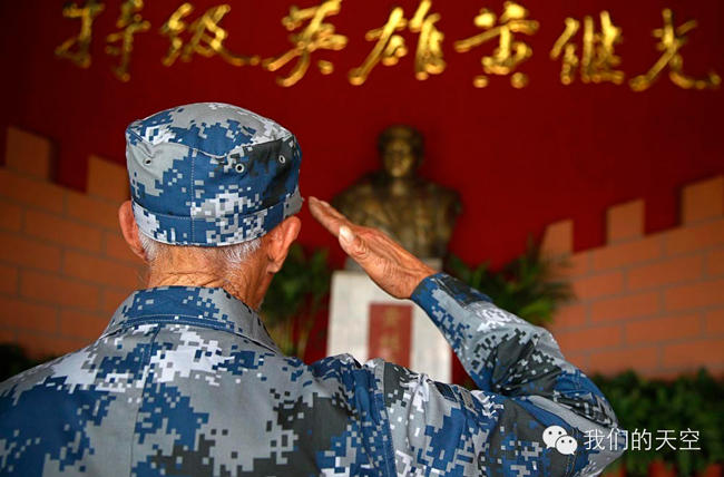 黄继光生前战友重返英雄连：抱烈士棉被凝噎