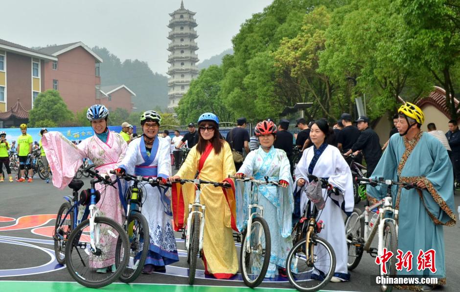 浙江金华举办创意骑游大会民众着汉服骑行