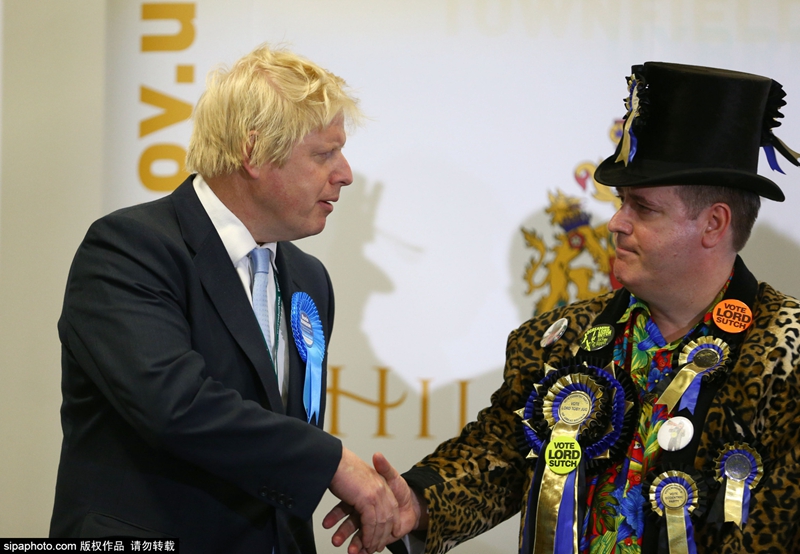 伦敦市长瘪嘴双手竖大拇指庆祝大选胜利模样滑稽
