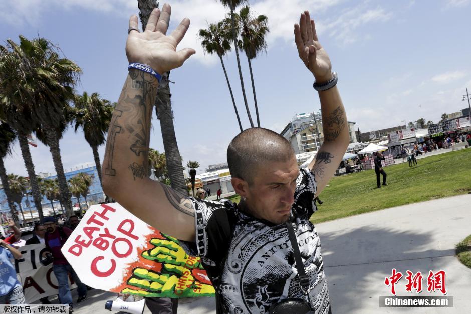 洛杉矶民众“躺尸”示威 抗议警察射杀流浪汉