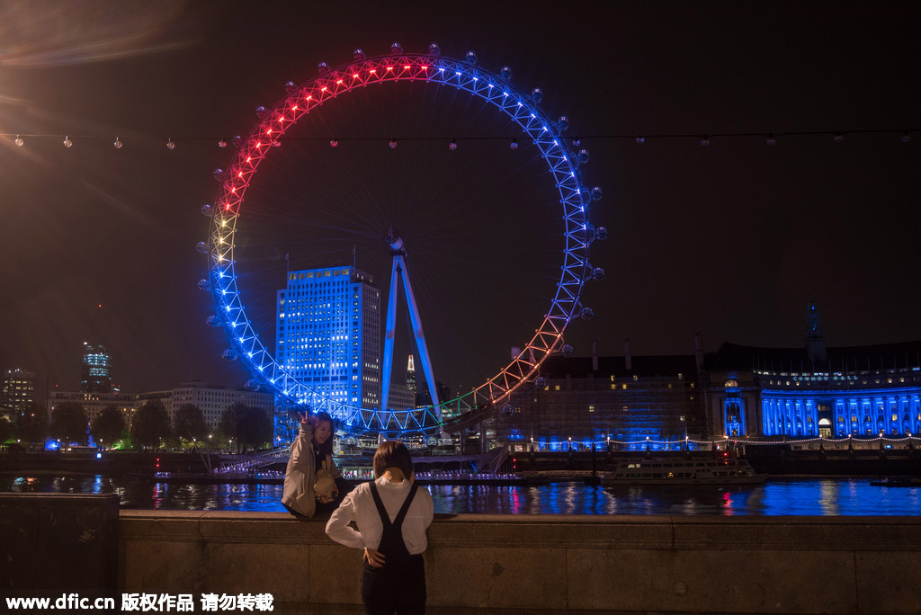 伦敦眼为英国大选亮灯 不同颜色代表各个党派