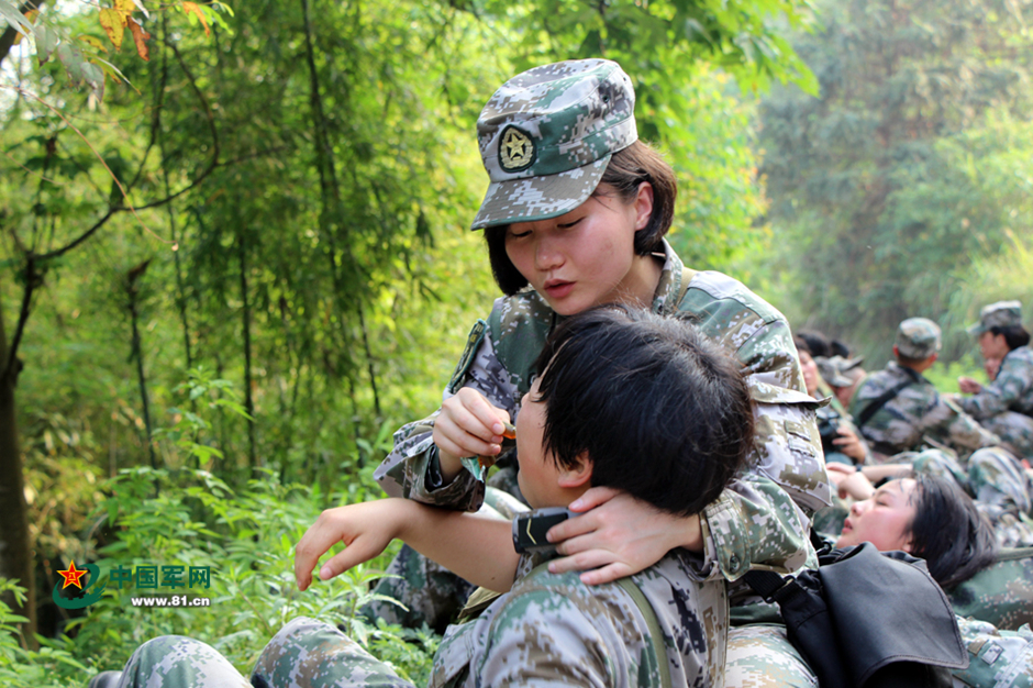 解放军女兵拉练累倒一地拒上收容车