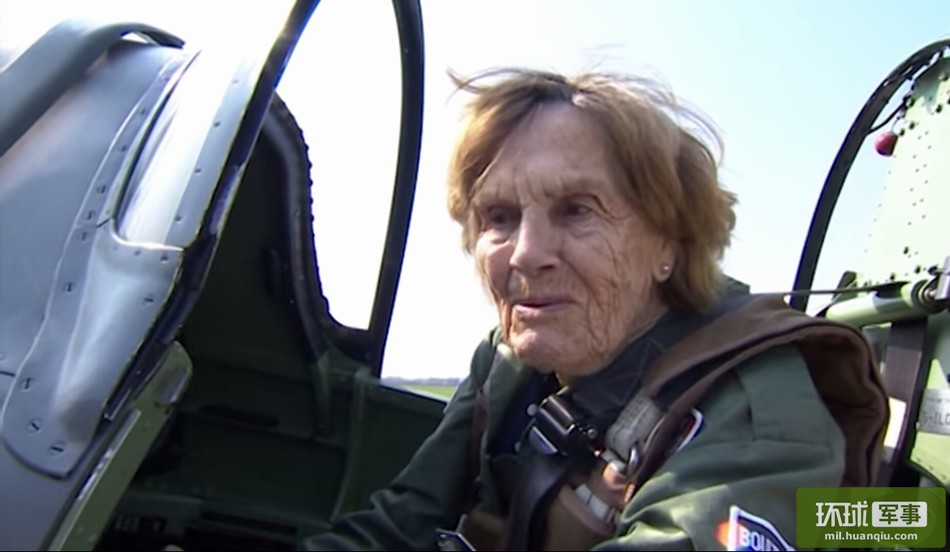 92岁二战女飞行员再开战机上天