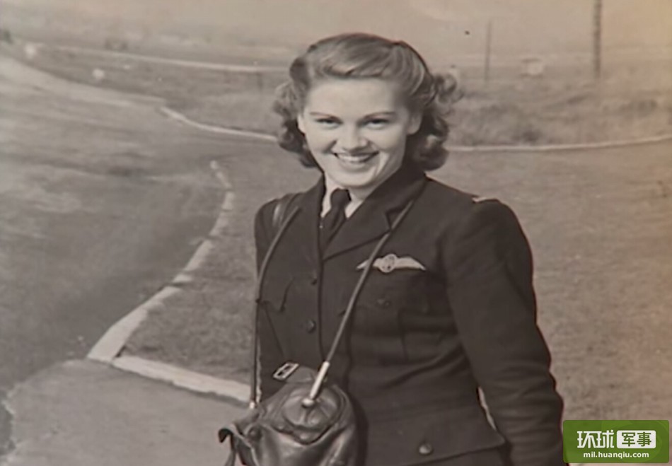 92岁二战女飞行员再开战机上天