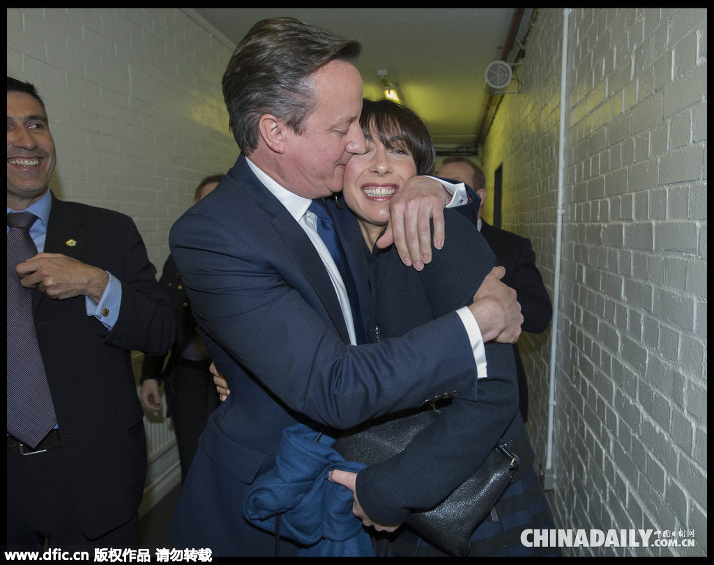 卡梅伦连任英国首相 与妻子热情拥抱